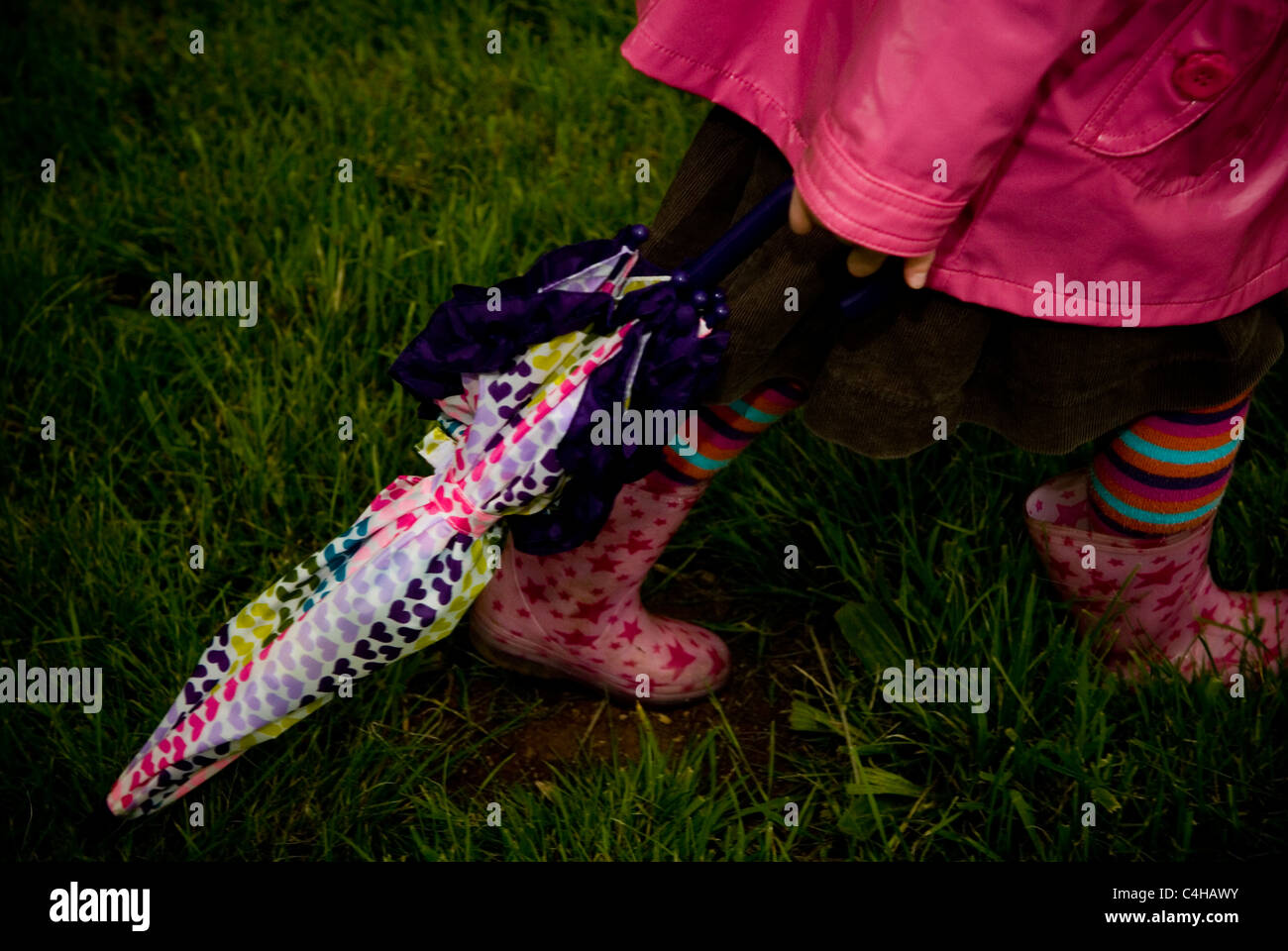 Bambino con ombrellone Foto Stock