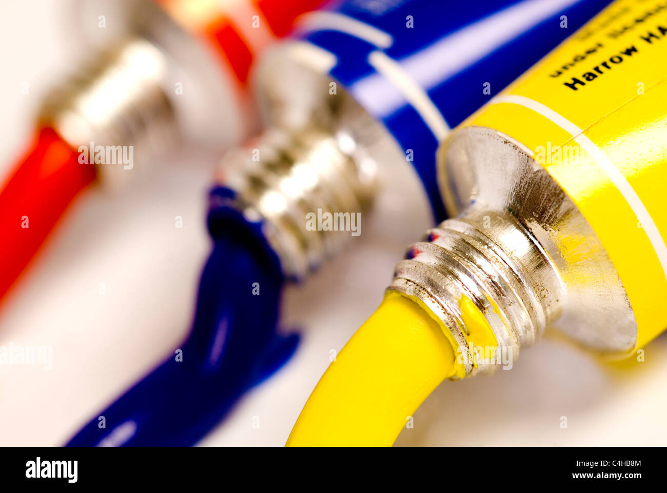 Rosso blu e giallo vernice dell'olio perde da tubi Foto Stock