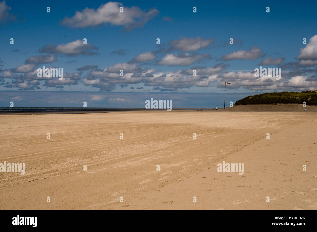 Il deserta wide open spiaggia sabbiosa a Le Touquet, Francia, orme mostra prima i visitatori sono passati in questo modo. Foto Stock