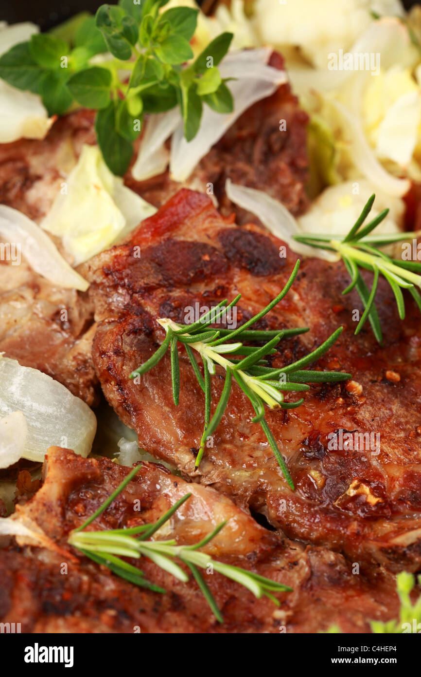 Gustoso arrosto di carne di maiale con cavolo e verdure Foto Stock