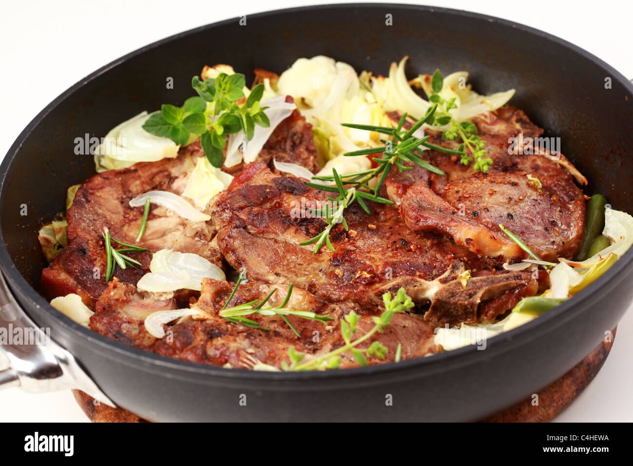 Gustoso arrosto di carne di maiale con cavolo e verdure Foto Stock