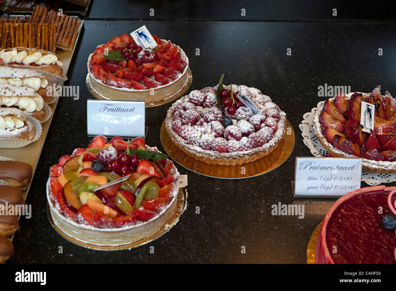 Visualizzazione di crostate di frutta e dolci nella finestra di una sala da tè in Bruges, Belgio Foto Stock