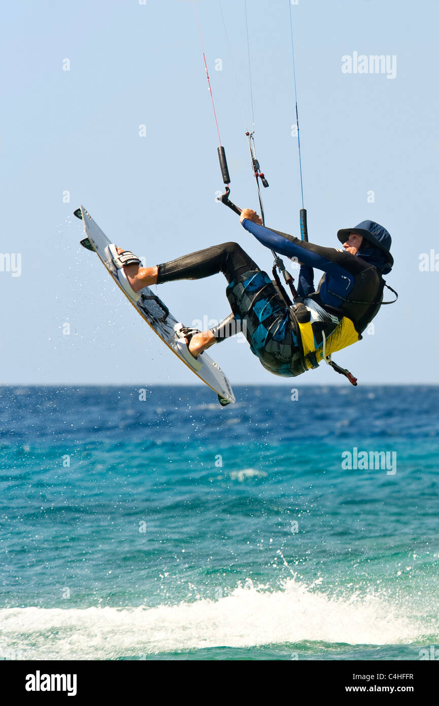 Una vista ravvicinata di un kite surfer skimmimg attraverso il mare presso il resort di Eilat in Israele. Foto Stock