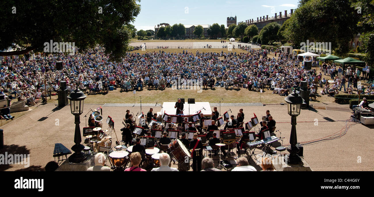 Concerto all'aperto da Sua Maestà' ammassato bande a Royal Marines Museum di Eastney, Portsmouth, Hampshire, Regno Unito Foto Stock