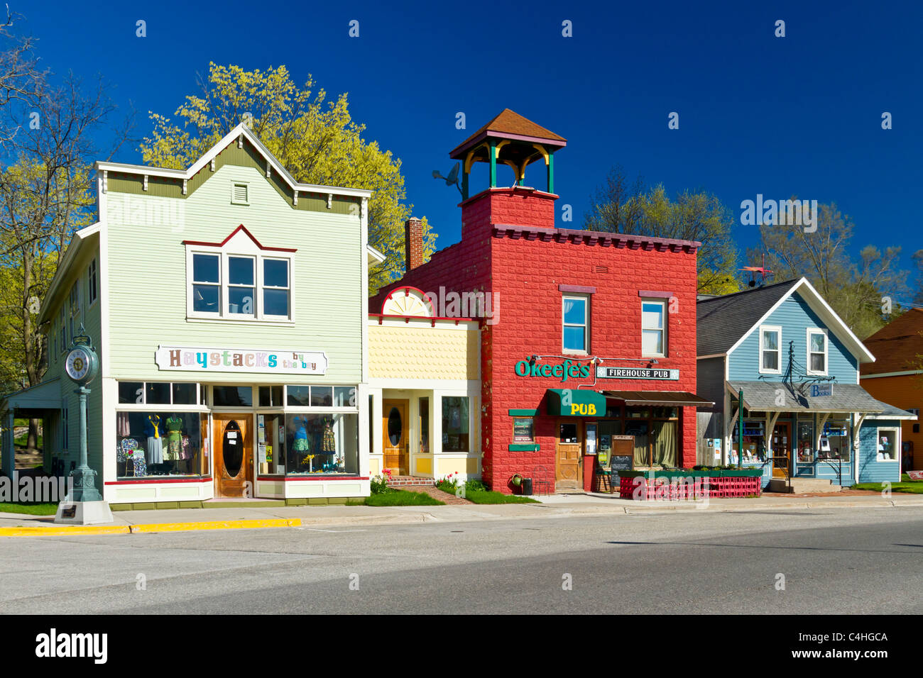 La strada principale di Suttons Bay sulla penisola Leelanau vicino a Traverse City, Michigan, Stati Uniti d'America. Foto Stock
