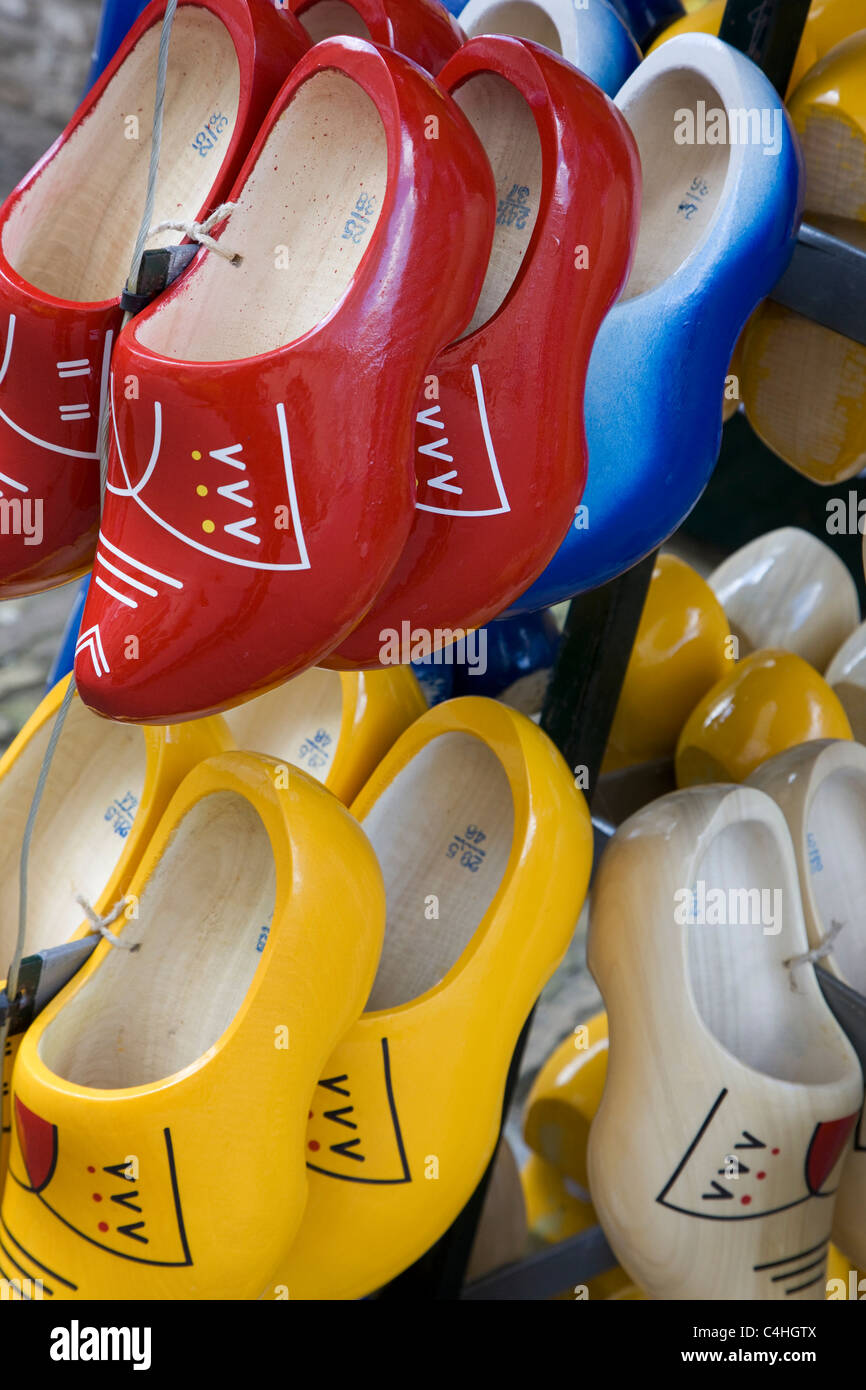 In legno colorato zoccoli olandese sul display nel negozio di souvenir, Paesi Bassi Foto Stock