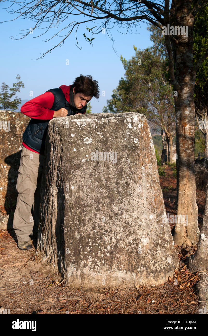 Un turista esplorare la famosa pianura di vasi in Laos Foto Stock