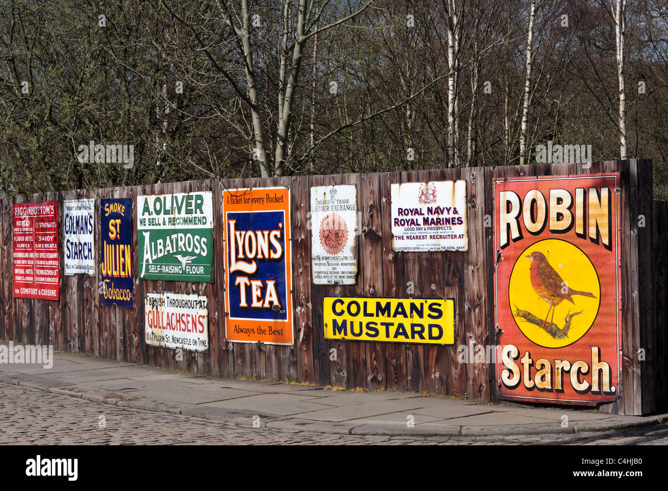 Smaltato vecchi cartelli pubblicitari su una staccionata in legno presso il  museo Beamish in Durham, Inghilterra Foto stock - Alamy