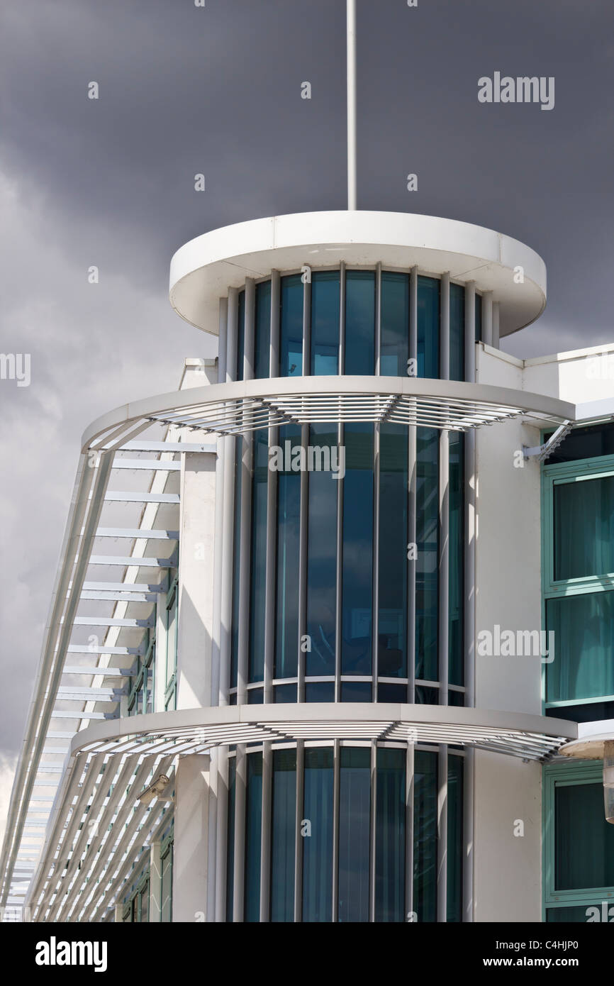 Moderno xxi secolo architettura edificio futuristico sotto il cielo drammatico Foto Stock