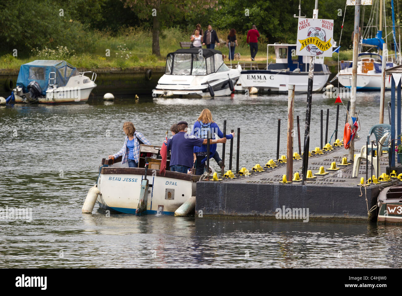 I passeggeri di imbarco passeggeri dello stoppino piccolo traghetto sul fiume Stour tra stoppino Village e Christchurch Hampshire Foto Stock