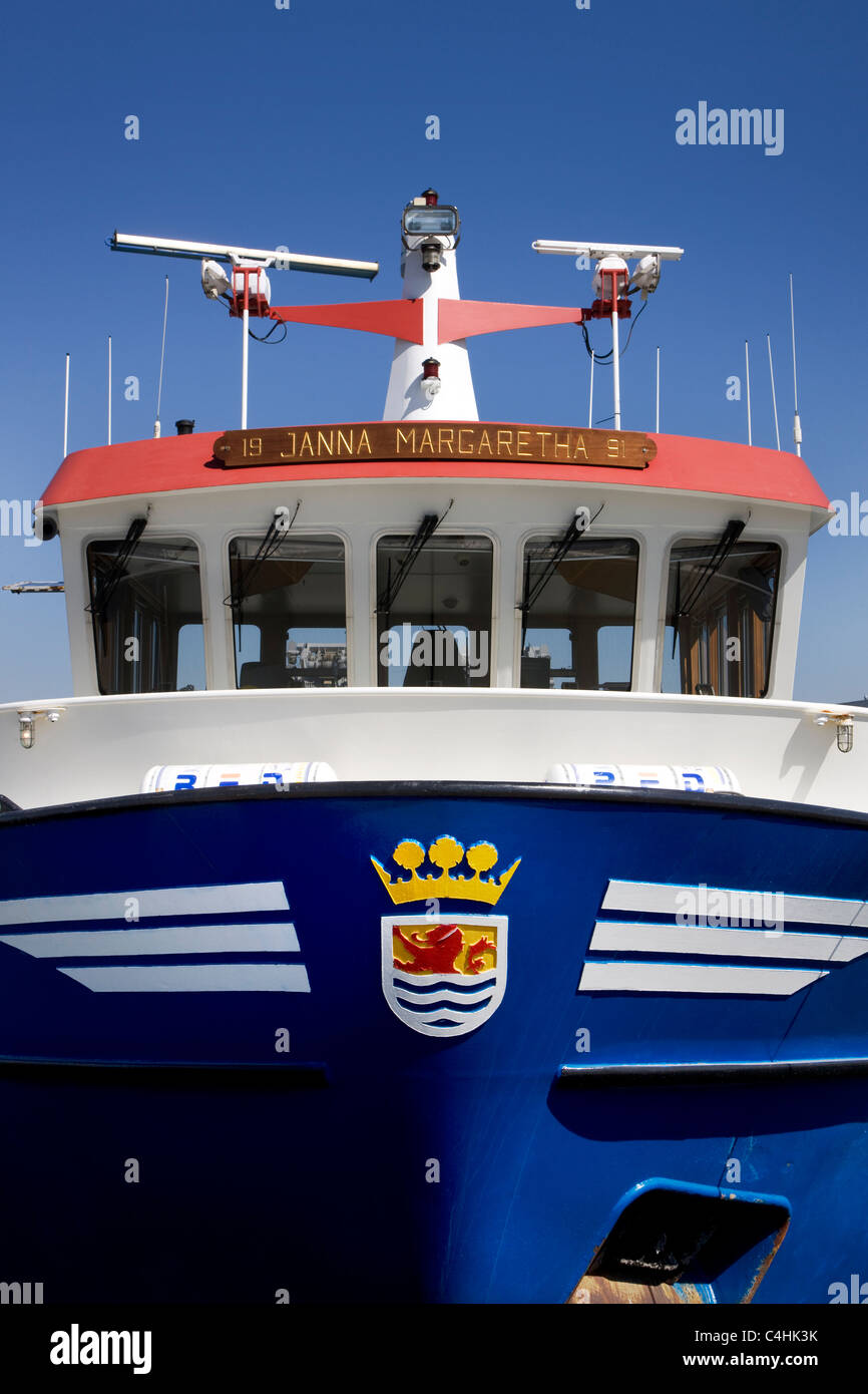 Zeeland stemma sulla prua di una barca da pesca nel Yerseke Harbour, Paesi Bassi Foto Stock