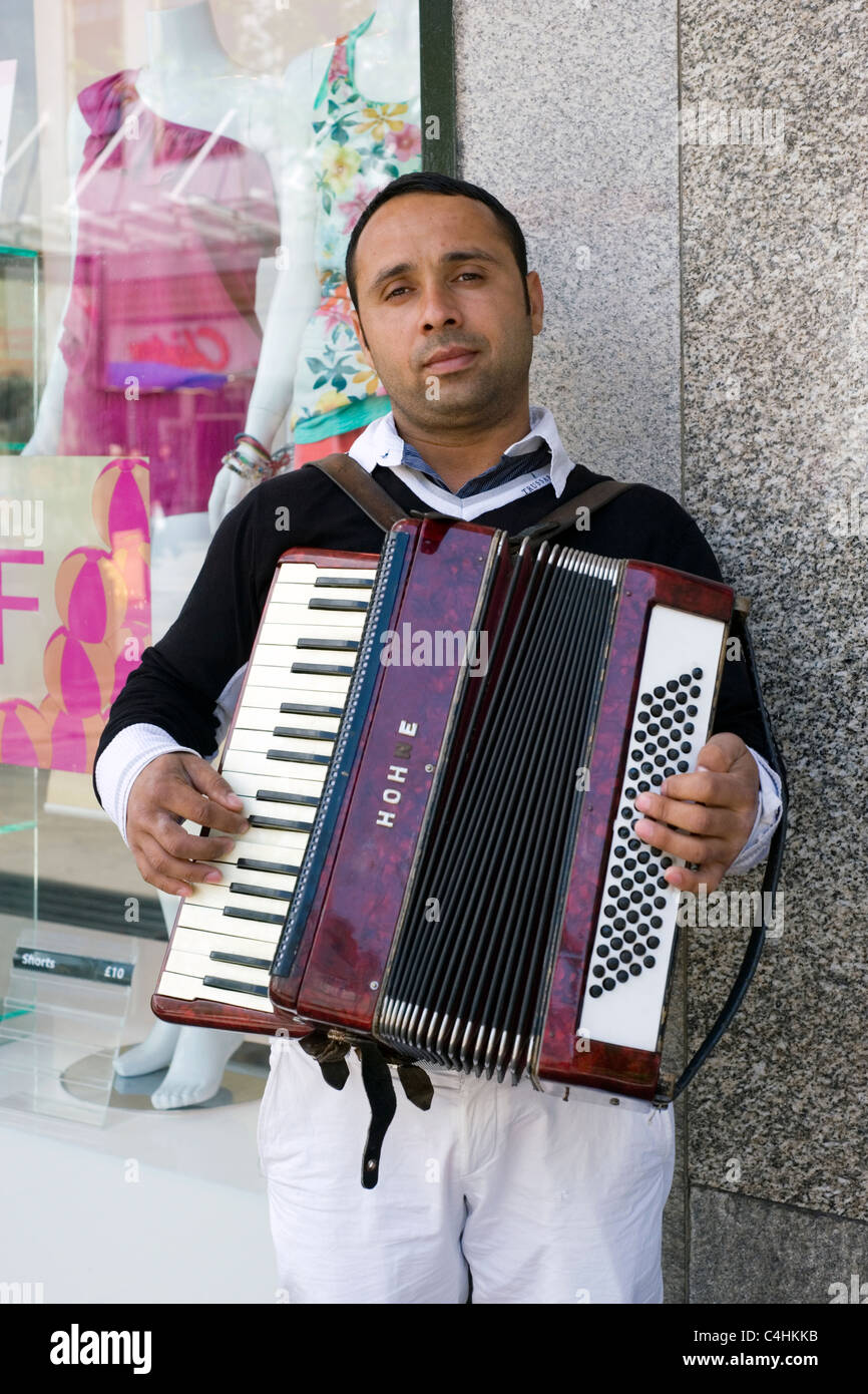 Uomo che suona la fisarmonica per la strada immagini e fotografie stock