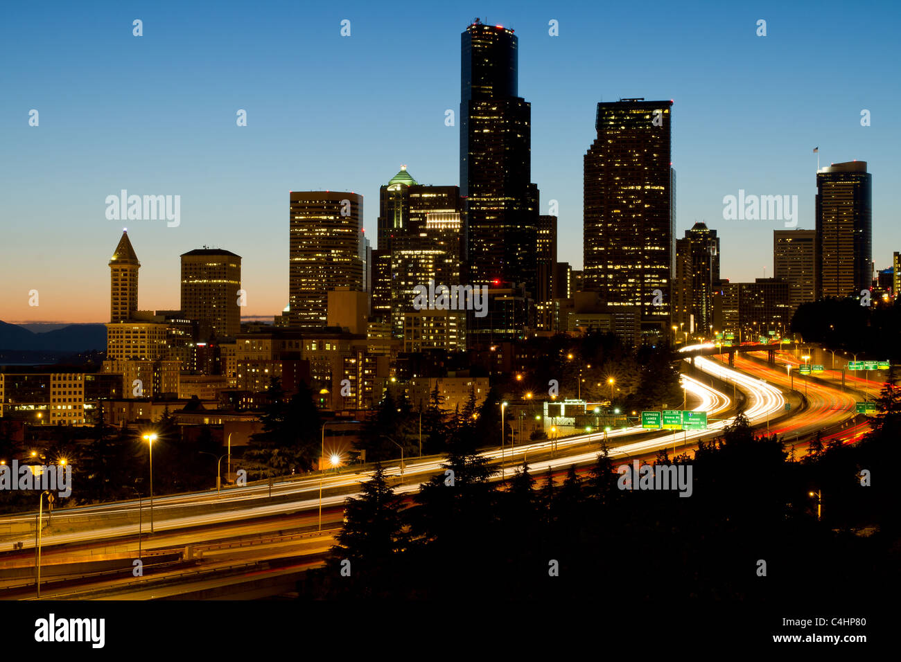Seattle Washington skyline del centro con autostrada sentieri di luce Foto Stock