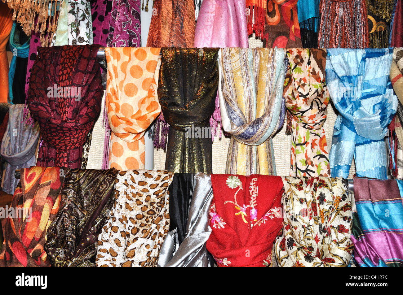 Turchia, Istanbul, Grand Bazaar (Kapali Carsi), e pashmina sciarpe di seta in vendita Foto Stock