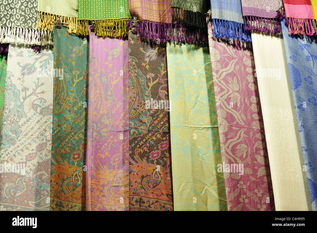 Turchia, Istanbul, Grand Bazaar (Kapali Carsi), e pashmina sciarpe di seta  in vendita Foto stock - Alamy