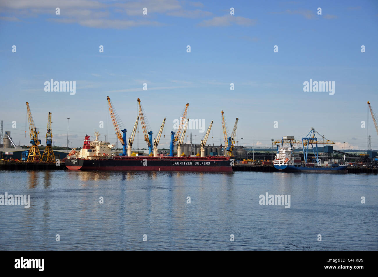 Navi container nel porto di Tyne, North Shields, North Tyneside, Tyne and Wear, England, Regno Unito Foto Stock