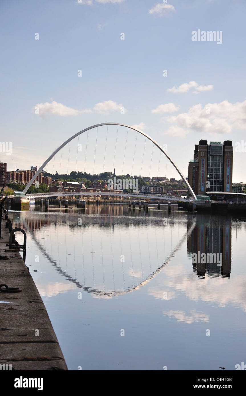 Vista di Gateshead Millennium Bridge sul fiume Tyne, Quayside, Newcastle upon Tyne, Tyne and Wear, England, Regno Unito Foto Stock