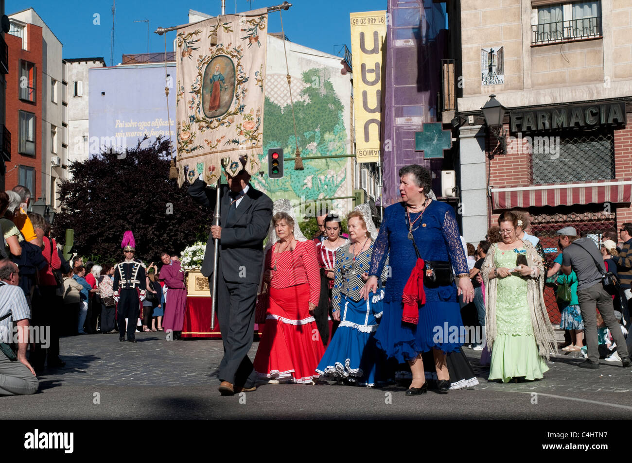 Persone vestite con abiti tradizionali durante la processione religiosa per la festa di San Isidro, Madrid, Spagna Foto Stock