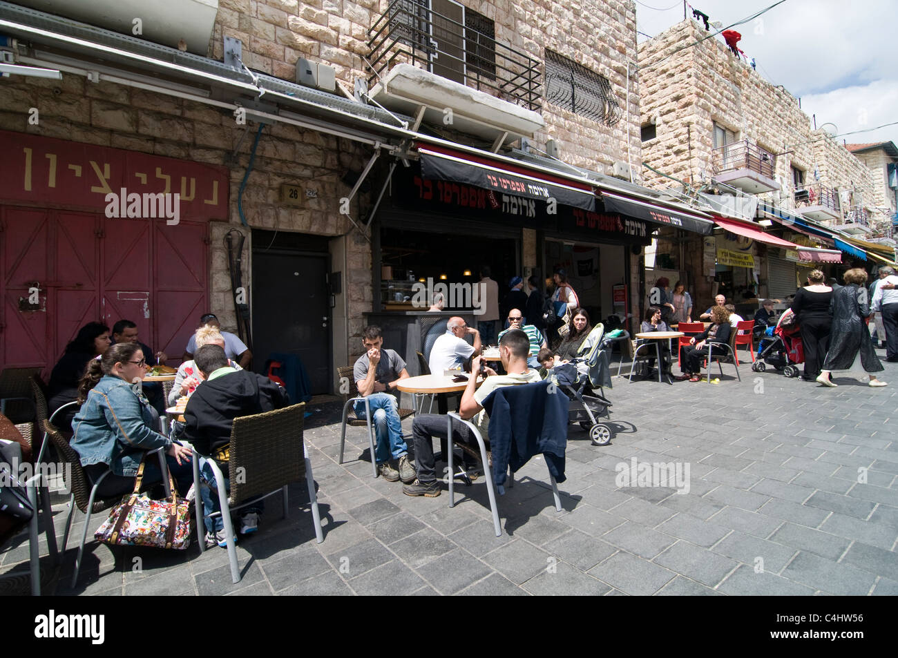 Cantò israeliano seduti in un popolare cafe nella vibrante Mahane Yehuda Market. Foto Stock