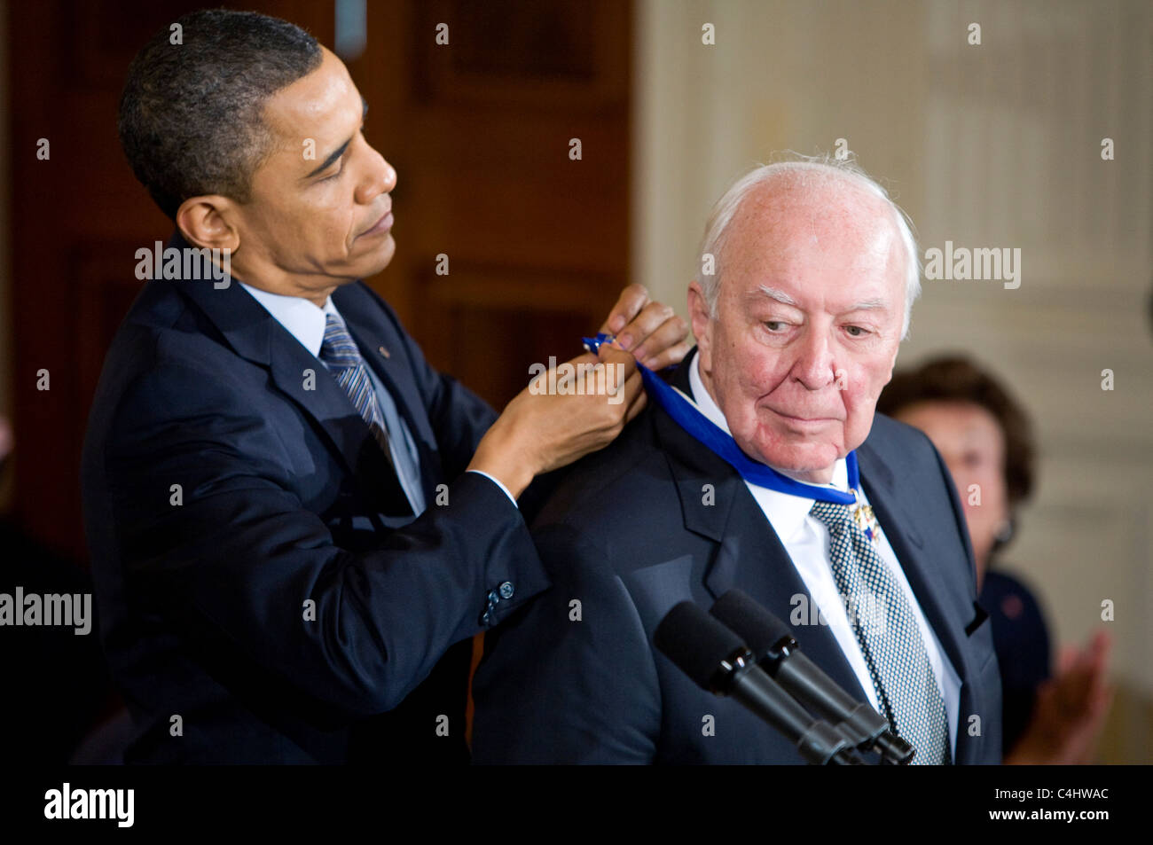 Il presidente Barack Obama presenta la medaglia presidenziale della libertà di artista Jasper Johns Foto Stock