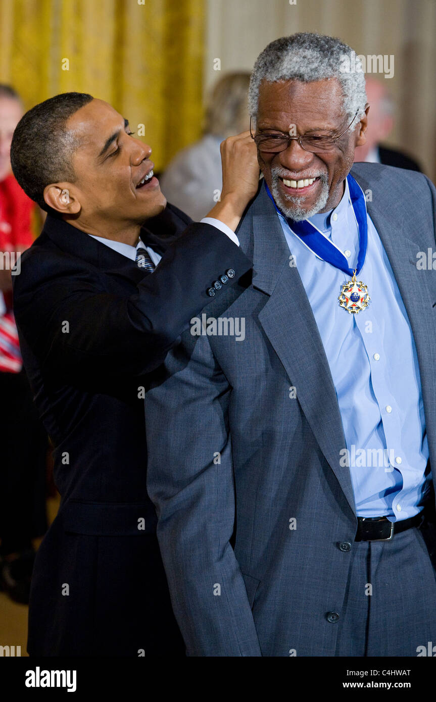 Il presidente Barack Obama presenta la medaglia presidenziale della libertà di Bill Russell Foto Stock