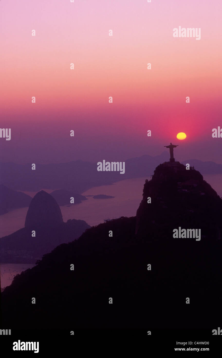 Sunrise a Cristo Redentore statua, Rio de Janeiro, Brasile. La Montagna Sugar Loaf in background. Turismo, Viaggi. Foto Stock