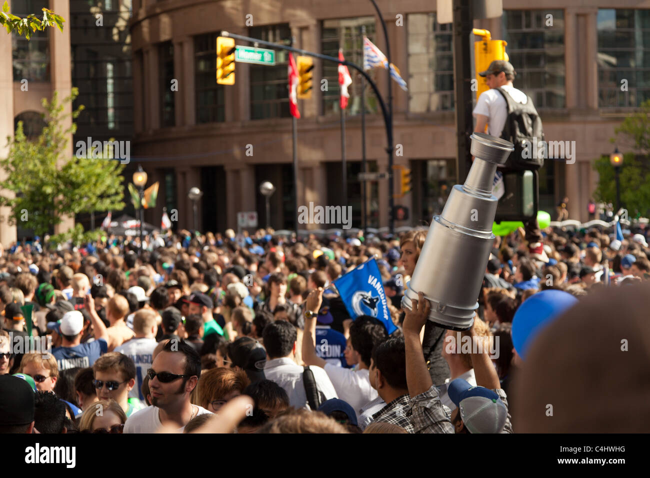 Cresce la folla agitata come essi sono spinti insieme a guardare come il Vancouver Canucks allentato il gioco 7 dei finali della Coppa di Stanley Foto Stock