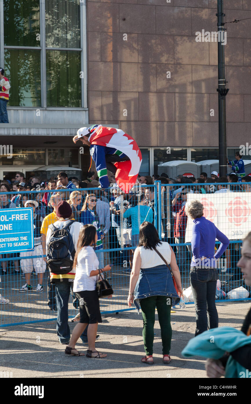 Vancouver Canucks fans salto oltre i recinti per avere un assaggio del gioco downtown, presto di essere buttato fuori dalla sicurezza. Foto Stock