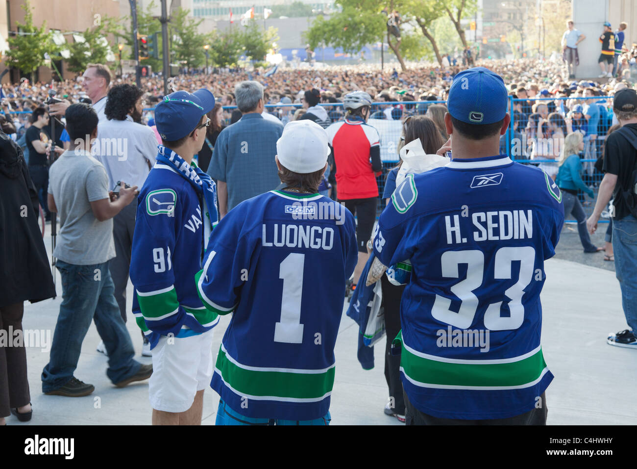 Enormi masse di persone guardare la partita di hockey nel centro cittadino su schermi di grandi dimensioni tutte controllate dal recinto perimetrale Foto Stock