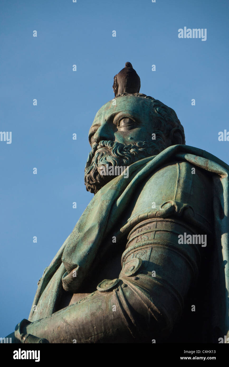 Una statua di bronzo di Cosmo Medici, del fondatore della famiglia Medici dynasty in Firenze Italia con un piccione sulla statua di testa. Foto Stock