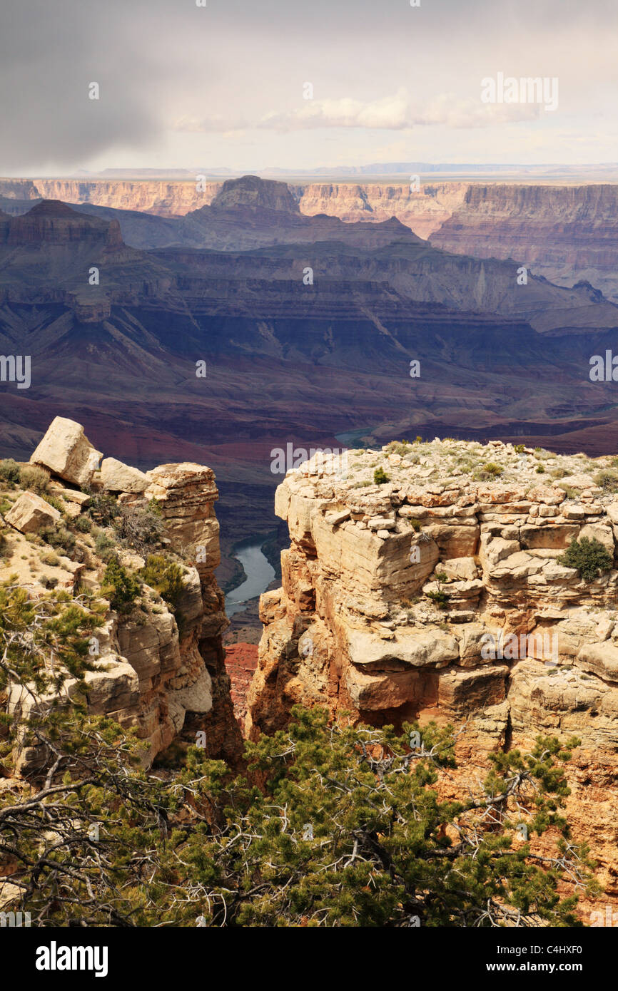 Il Fiume Colorado nel fondo del Grand Canyon visto in un incavo nella roccia a Moran punto sul bordo sud Foto Stock