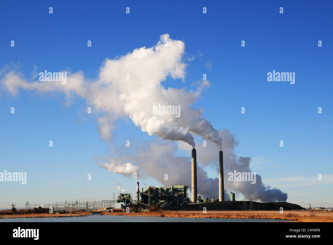 Cholla alimentate a carbone Impianto di potenza elettrico in Arizona con vapore bianco nuvole e cielo blu Foto Stock