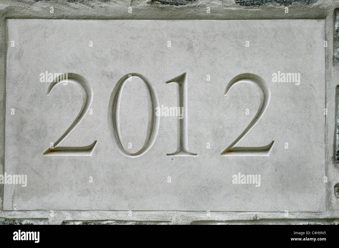 2012 scolpito su una pietra grigia set di blocchi in calcestruzzo Foto Stock