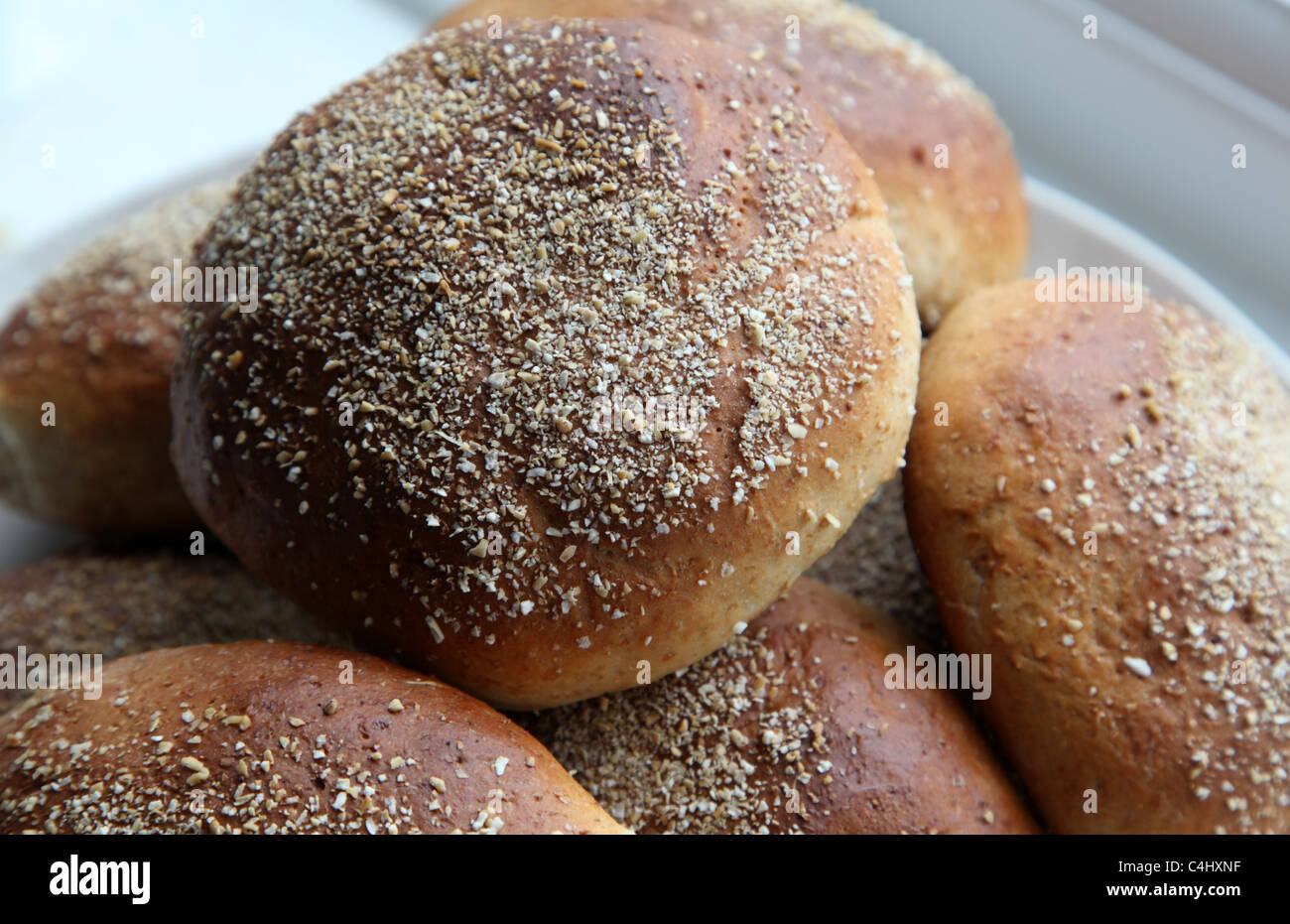 Appena sfornati Pane integrale rotola su una piastra Foto Stock