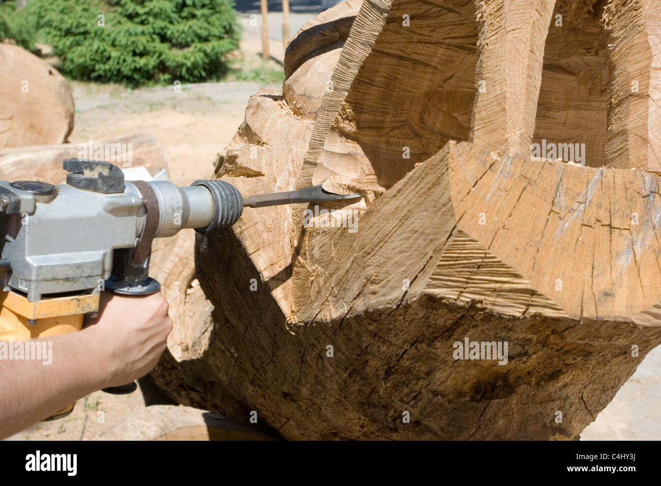 Uno scultore crea una scultura in legno Foto Stock