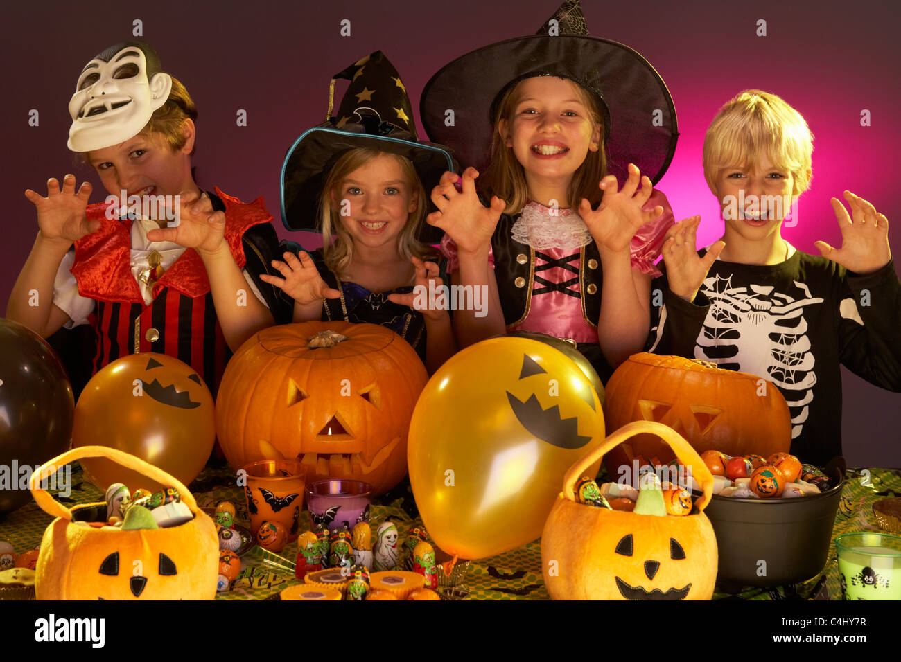 Festa di Halloween con i bambini che indossano costumi di fantasia Foto Stock