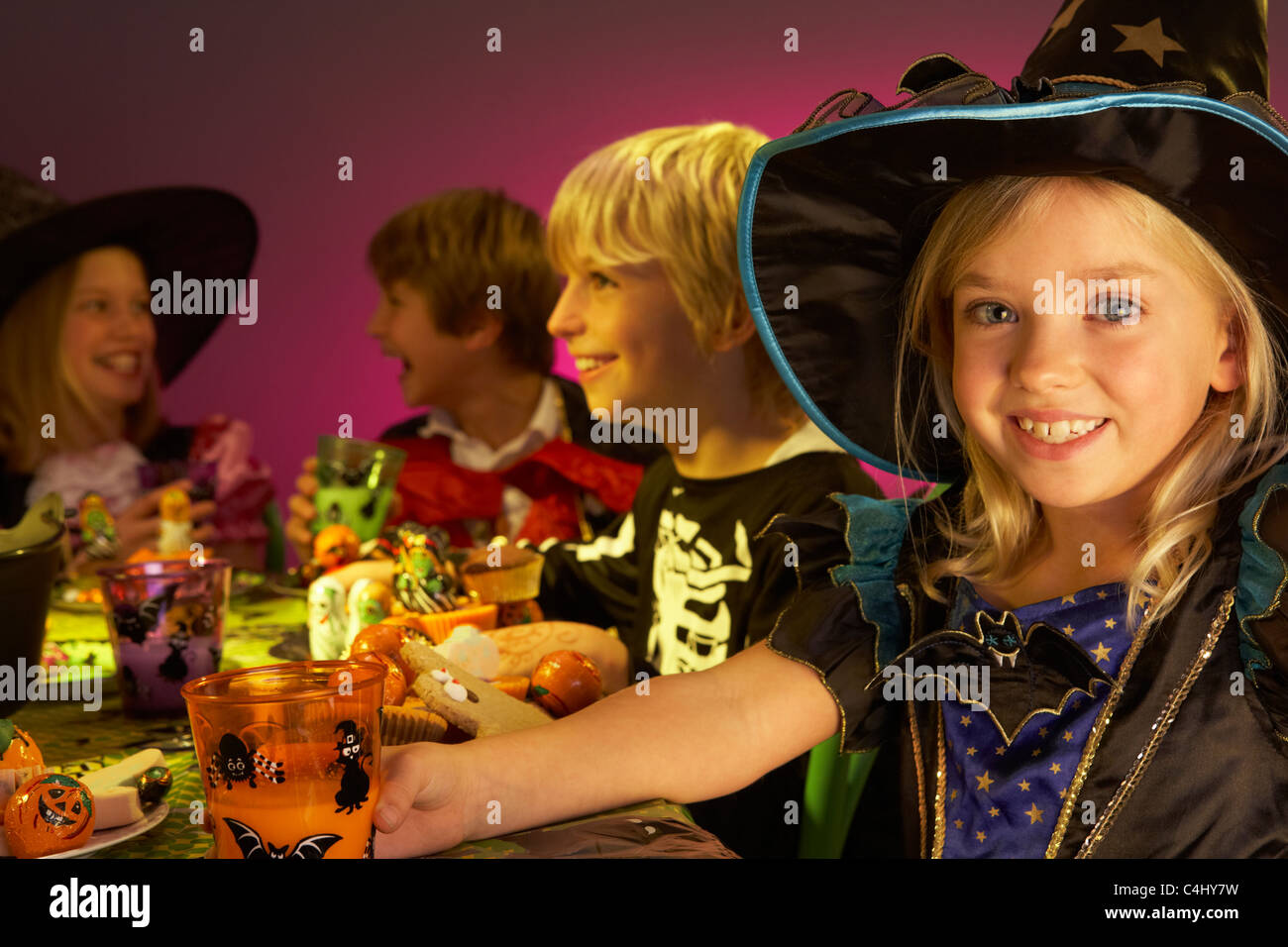 Festa di Halloween con bambini che si divertono in costumi di fantasia Foto Stock