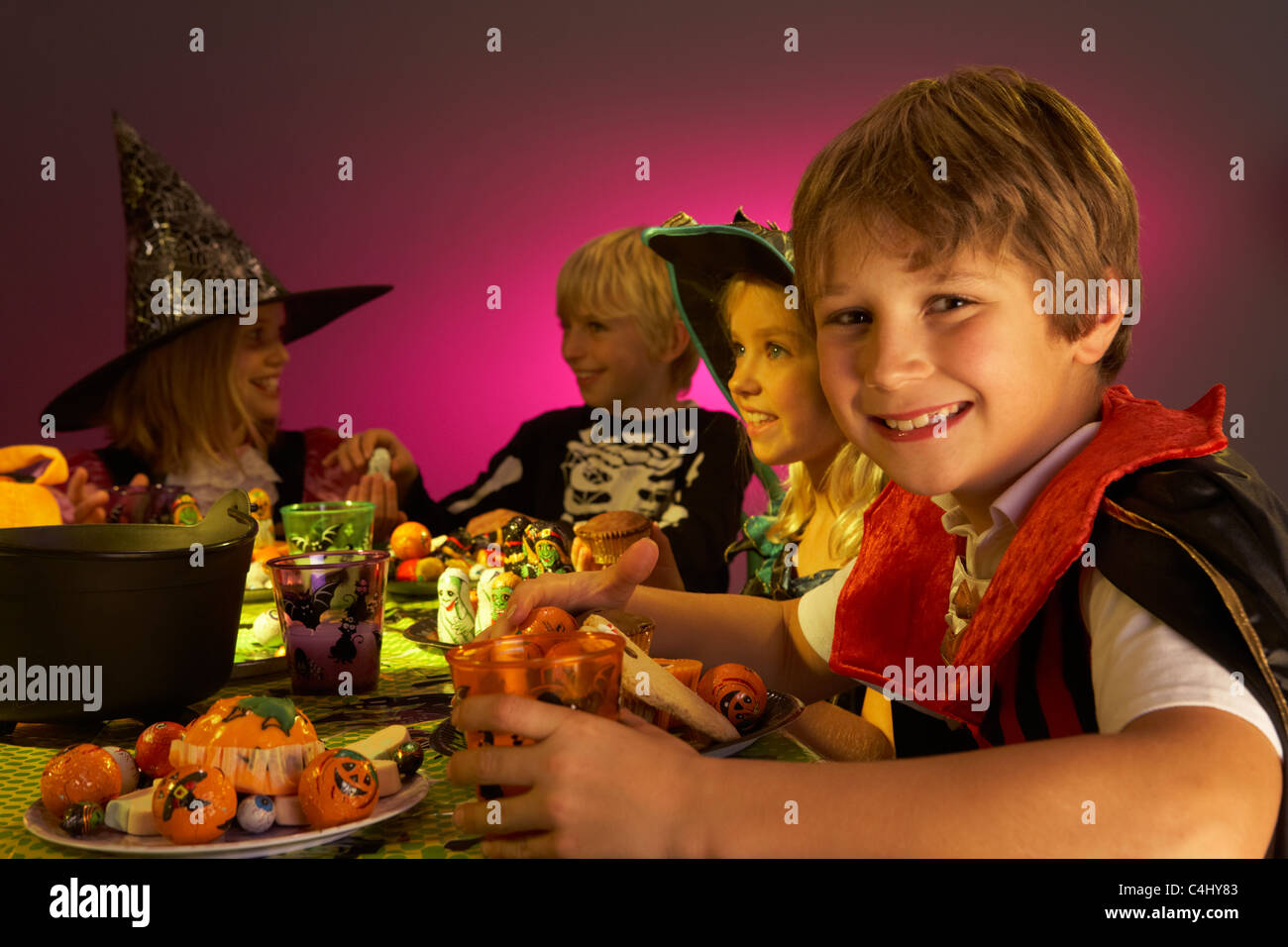 Festa di Halloween con bambini che si divertono in costumi di fantasia Foto Stock
