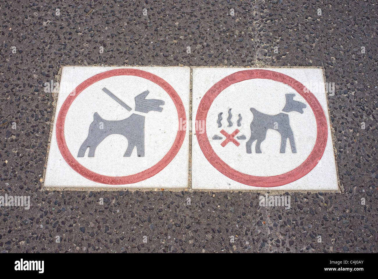 Cartello segnaletico Nessuna dog poo & tenere il cane sul filo Foto Stock