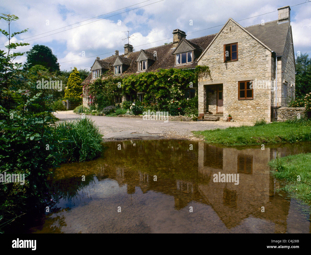 Idilliaco Cotswold cottage da una Ford in Duntisbourne Rouse, Gloucestershire, Regno Unito Foto Stock