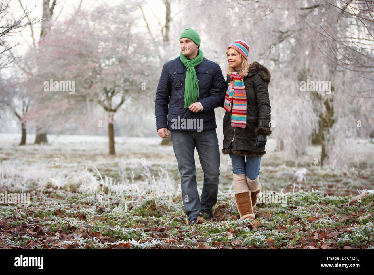 Matura in inverno a piedi attraverso il pupazzo di neve il paesaggio Foto Stock
