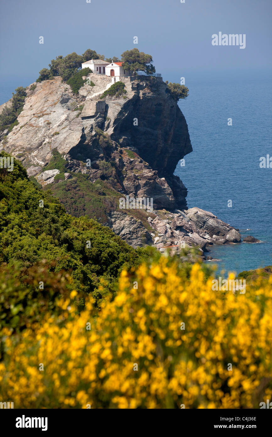 La ripida una montagna sulla costa settentrionale di Skopelos Island con la Mamma Mia Chiesa di Agios Ioannis sto Kastri, Skopelos, Grecia Foto Stock