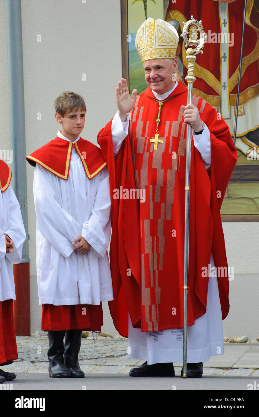 Famoso annuale processione cattolica a Bad Koetzting, Germania, con il vescovo cattolico Gerhard Ludwig Mueller da Regensburg Foto Stock