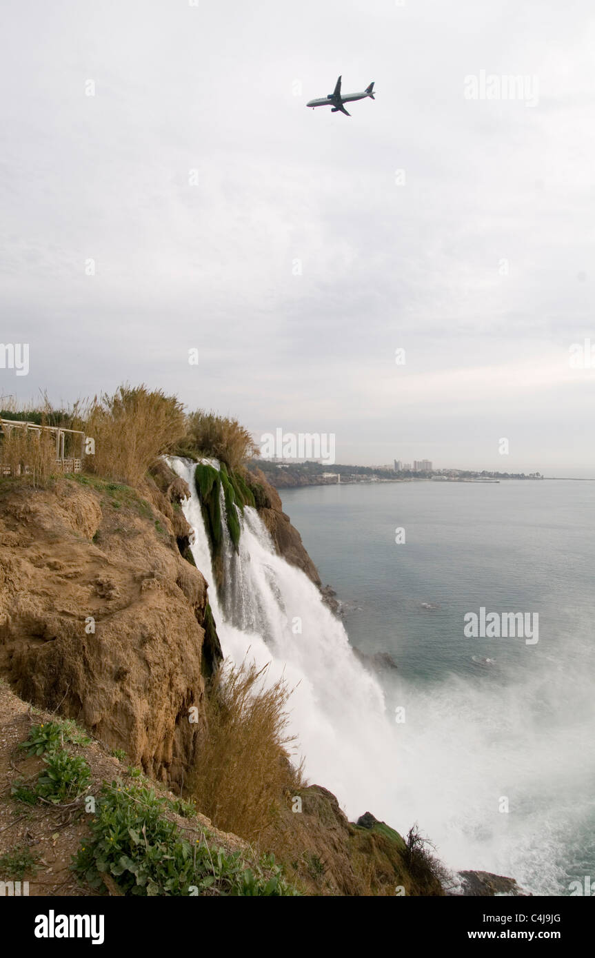 Abbassare Düden cadere e Lara in background antalya turchia vacanza destinazioni destinazione turco attrazione turistica attractio Foto Stock