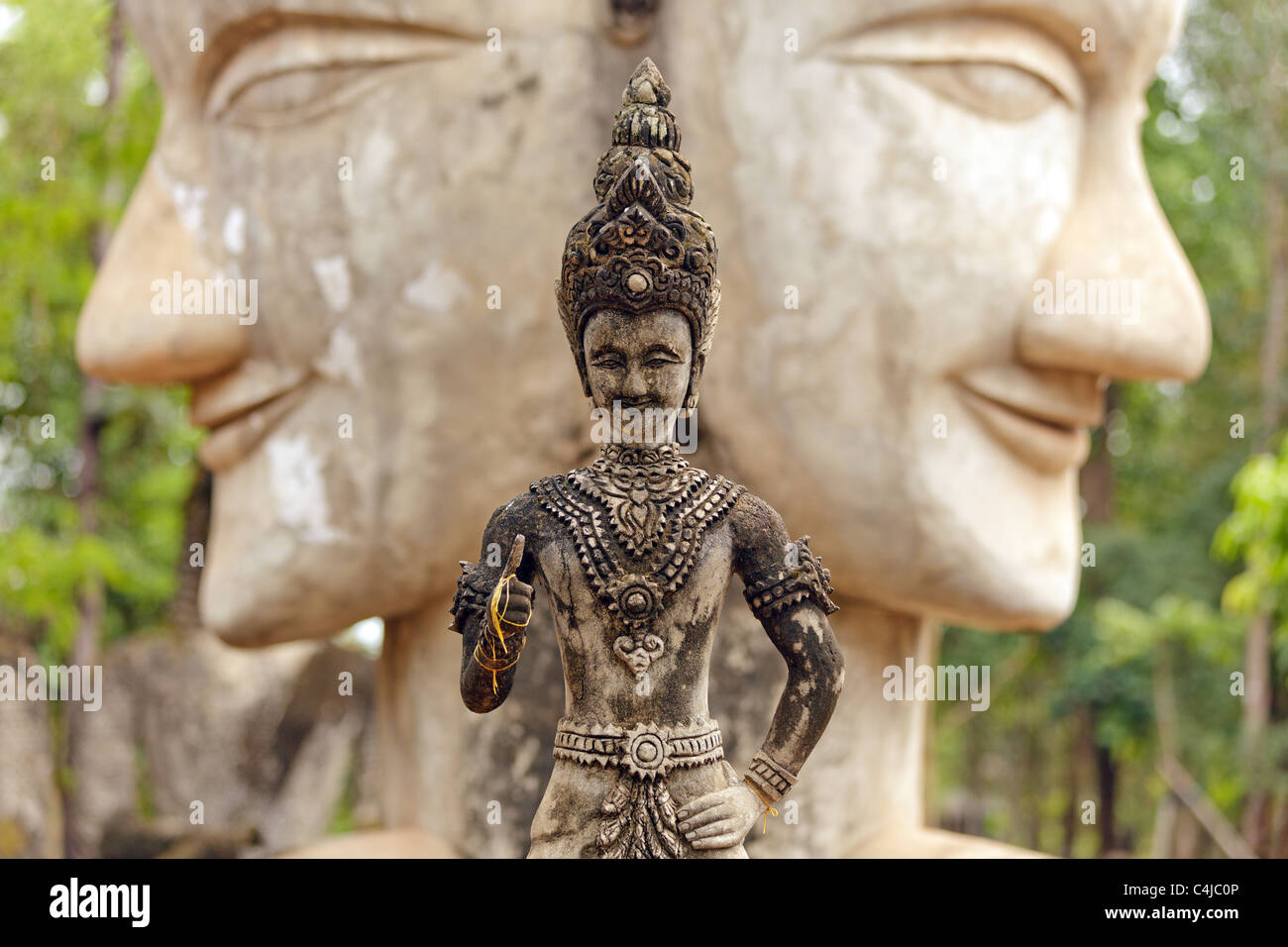 Statua buddista in piedi di fronte a doppia testa faccia buddha Nong Khai in Thailandia Foto Stock