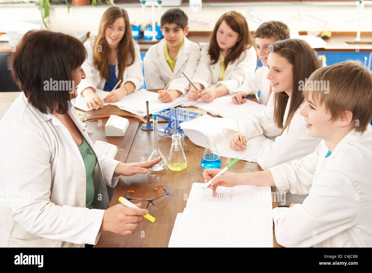 Gruppo di adolescenti gli studenti nella classe di Scienze con il Tutor Foto Stock