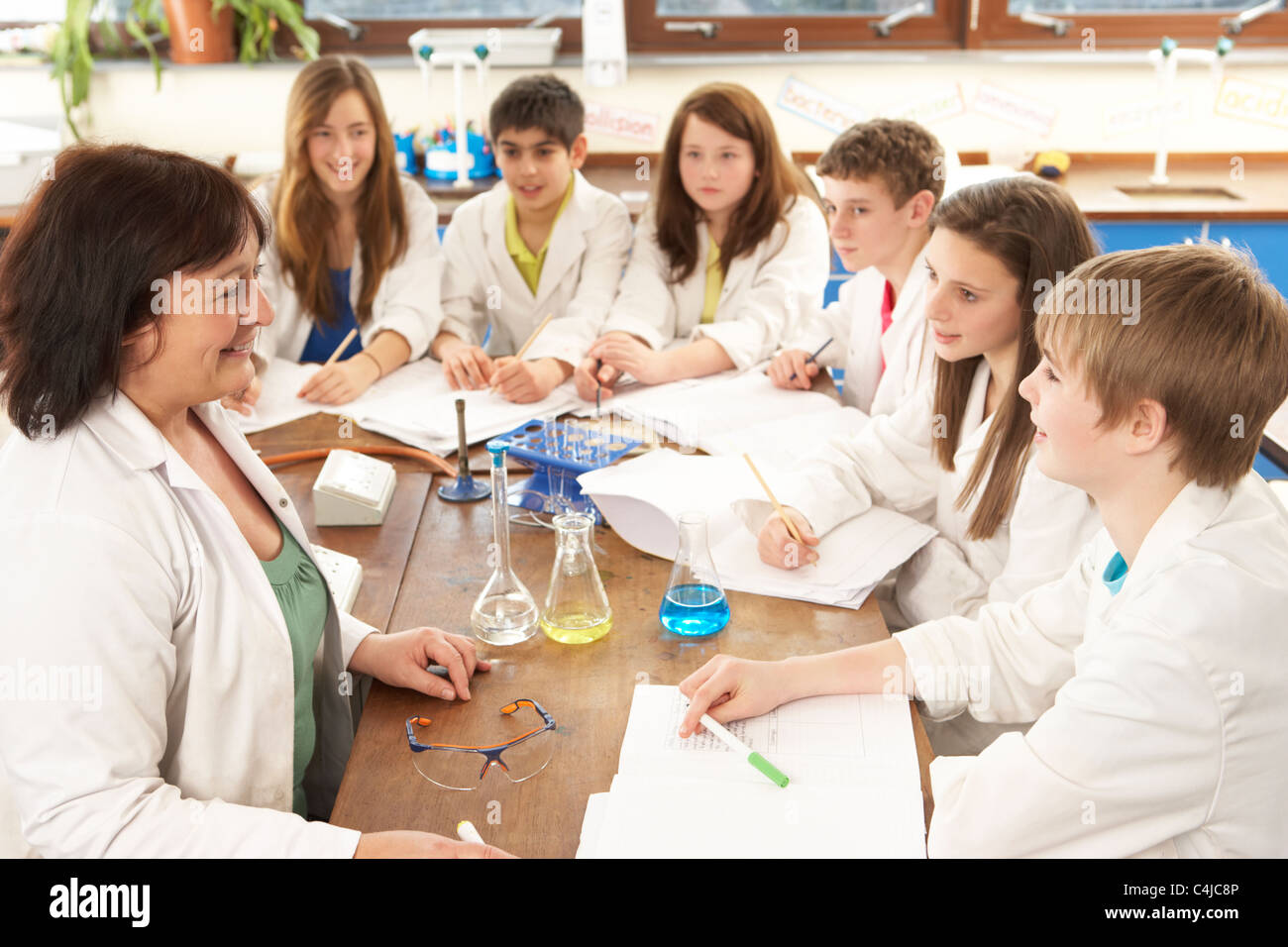 Gruppo di adolescenti gli studenti nella classe di Scienze con il Tutor Foto Stock
