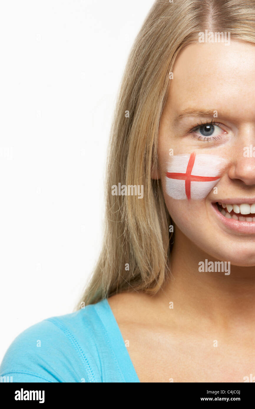 Giovani donne amanti dello sport con St Georges bandiera dipinta sul viso Foto Stock