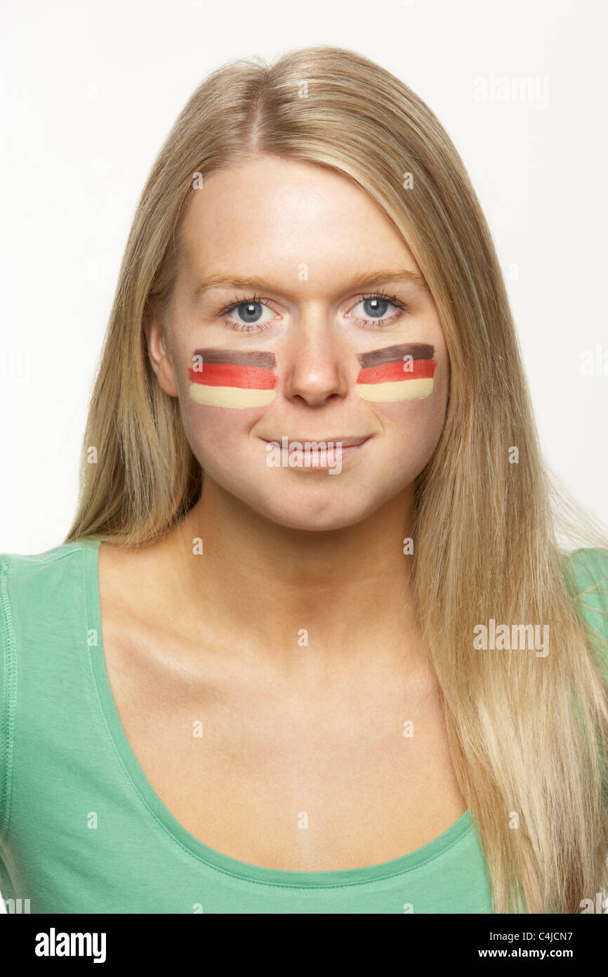 Giovani donne amanti dello sport con la bandiera tedesca dipinto sul volto Foto Stock