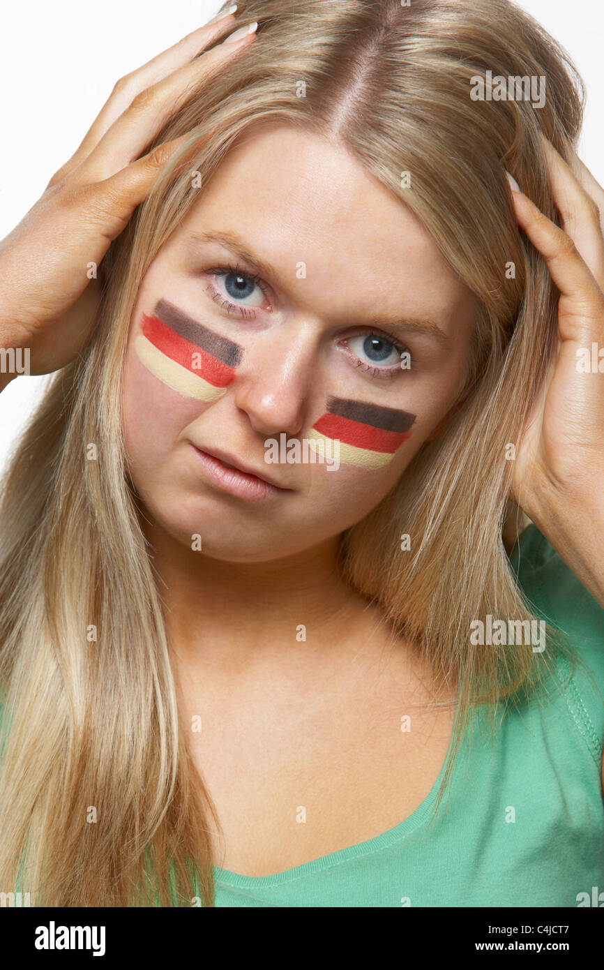 Deluso giovani donne amanti dello sport con la bandiera tedesca dipinto sul volto Foto Stock